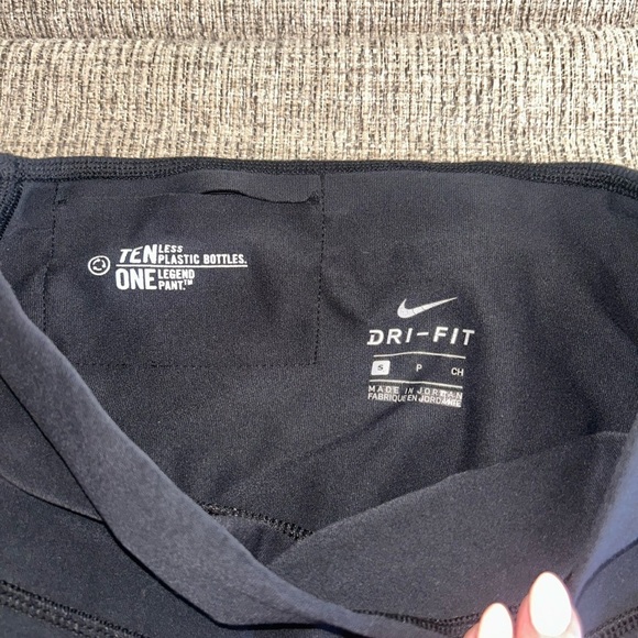 Nike Black Capris Essential Activewear - Picture 2 of 6